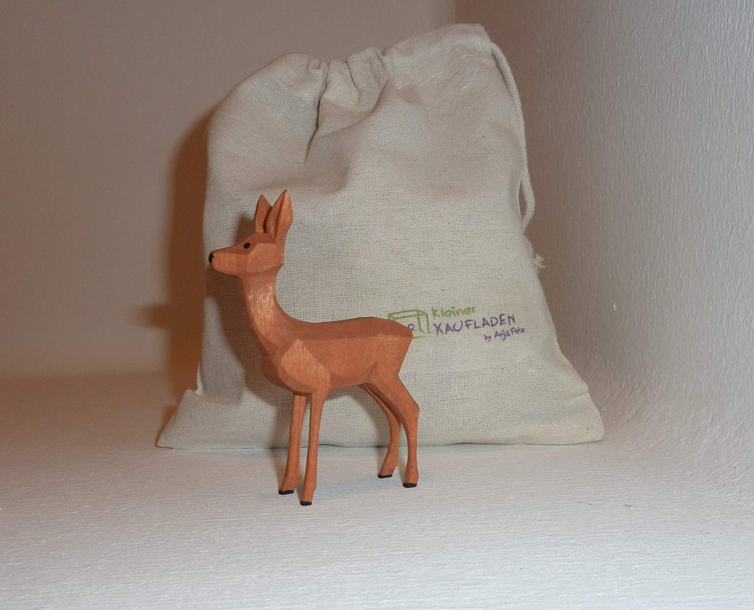 Reh stehend mit Baumwollbeutel Krippenfigur