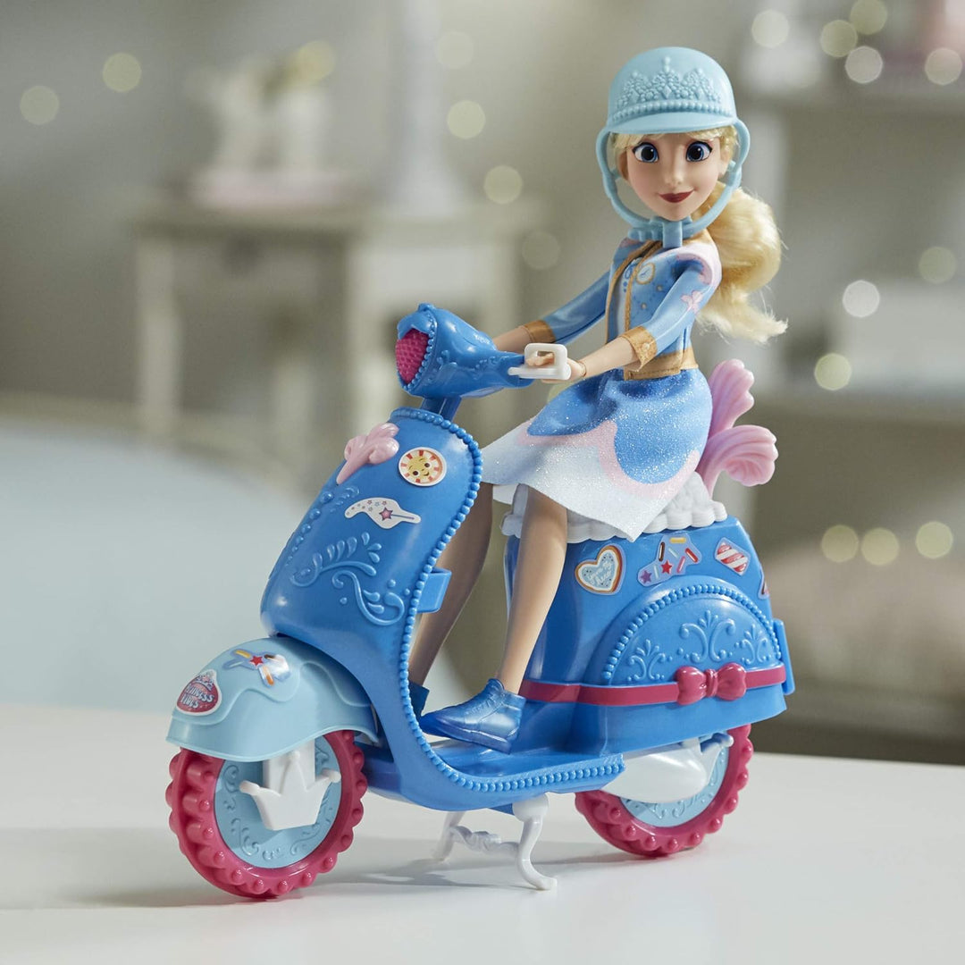 Disney Princess Comfy Squad Cinderella Sweet Scooter, Fashion Doll mit Scooter, Helm und Aufklebern,