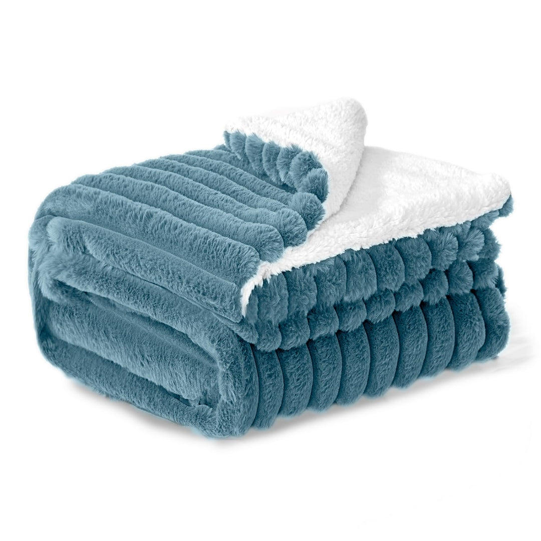 BEDELITE warme Decke Sherpa Kuscheldecke Flauschig Hellblau 150x200 | dicke Deko Fleecedecke, Cord Ü