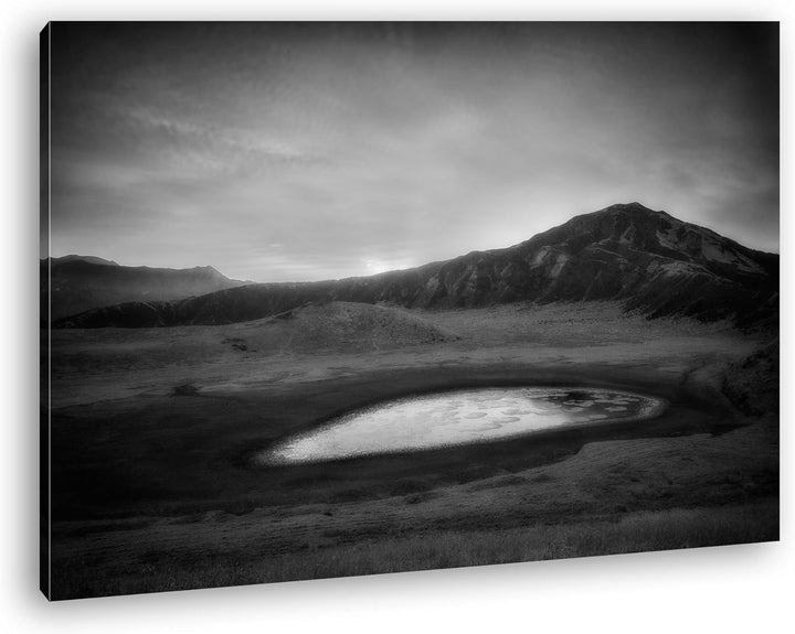 deyoli Bergsee in Japan Aso Kumamoto Format: 60x40 Effekt: Schwarz/Weiss als Leinwand, Motiv fertig