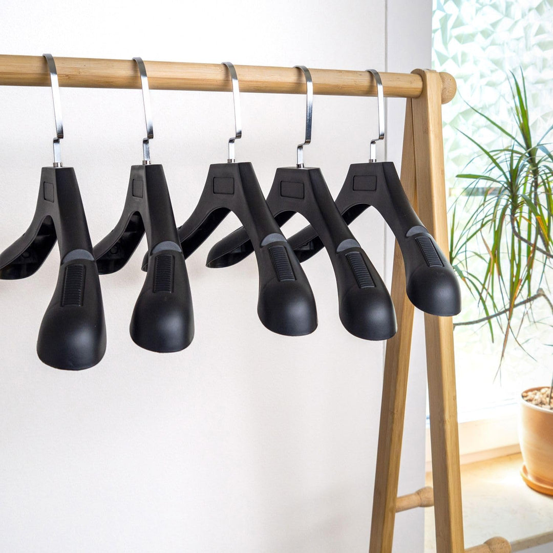 Kleiderbügel in UNIVERSAL SCHWARZ - 20 Stück breite Kleiderbügel aus Kunststoff mit Anti-Rutsch Ober