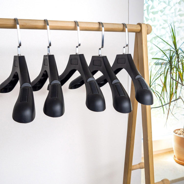 Kleiderbügel in UNIVERSAL SCHWARZ - 20 Stück breite Kleiderbügel aus Kunststoff mit Anti-Rutsch Ober