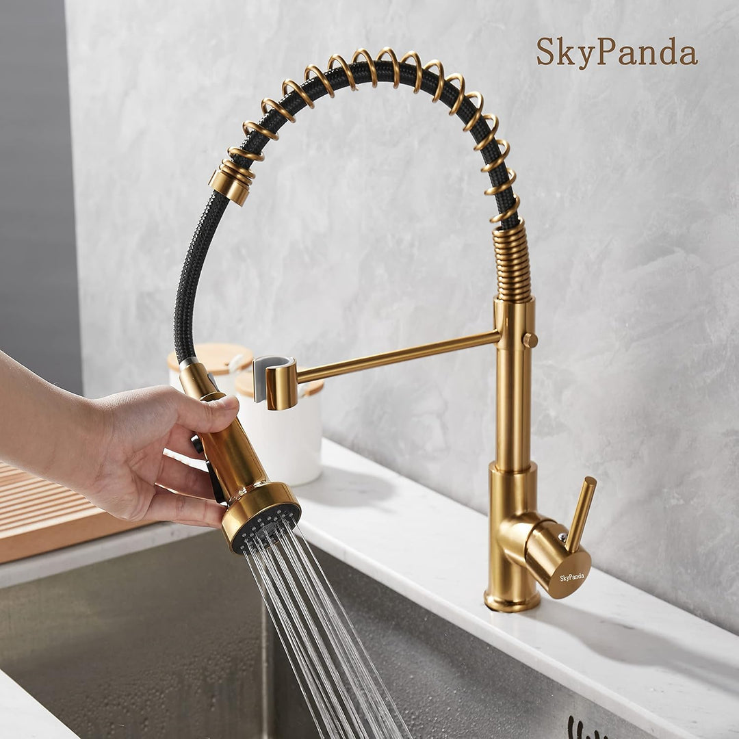 SkyPanda Goldener Küchenarmatur mit herunterziehbarem Sprüher Kommerzielle 360 ° drehbarer Mischbatt