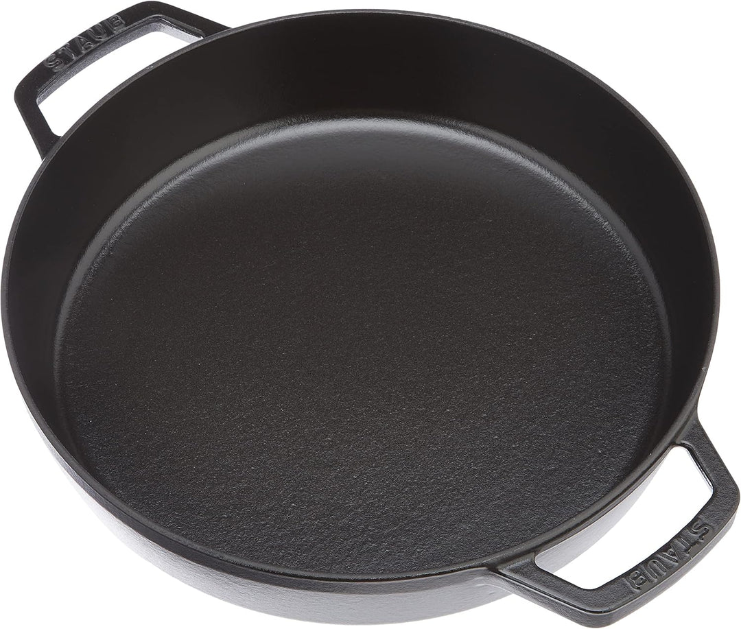 Staub Bratpfanne mit zwei Griffen, Induktionsgeeignet, Gusseisen, Schwarz, 26 cm,1 Einheiten Schwarz