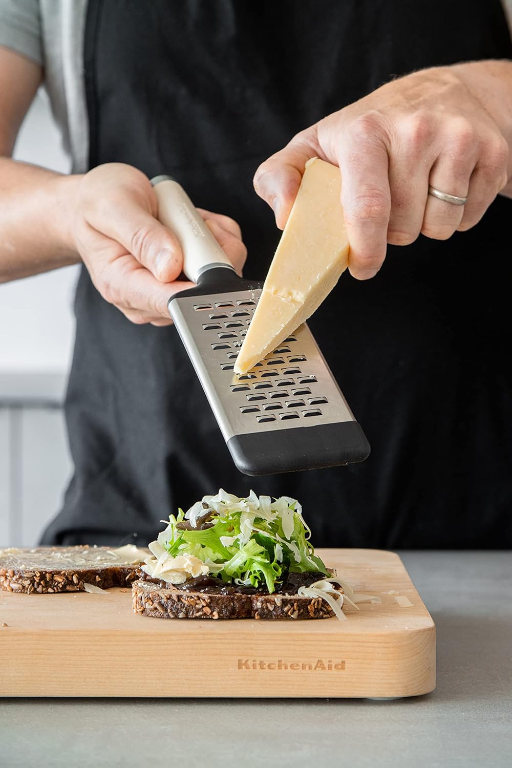 KitchenAid Käsereibe, 2-seitige Reibe aus geätztem Edelstahl mit mittelfeinen Reibelöchern – Almond