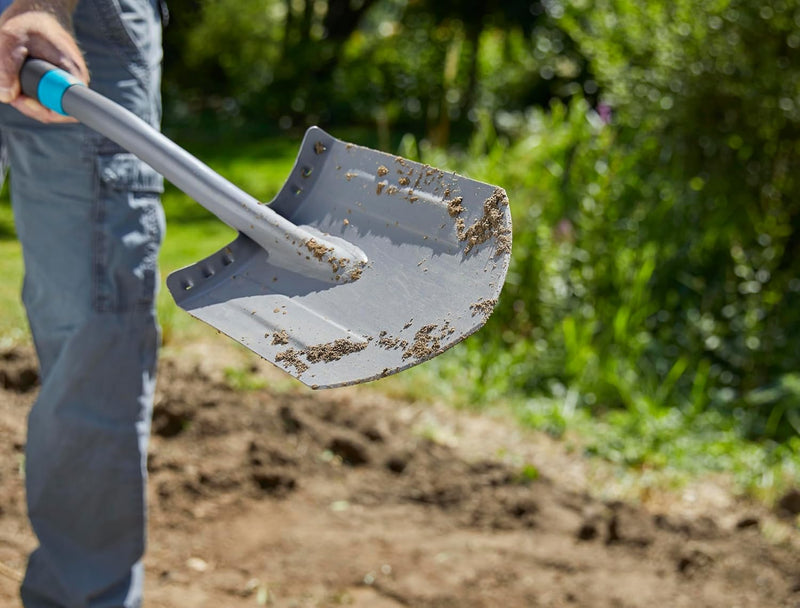 Gardena ErgoLine Spitz-Spaten: Gartenspaten aus Qualitätsstahl zum Umgraben und Ausheben, mit Tritts