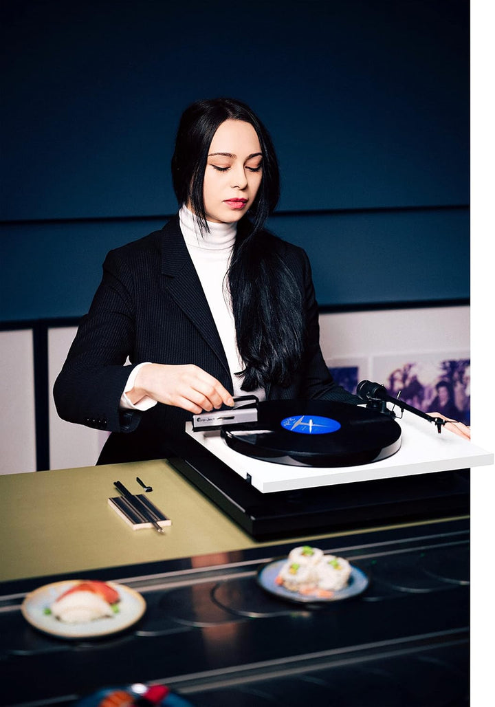 Pro-Ject E1, Plug &amp; Play Einsteiger Plattenspieler mit OM5e System und elektronischer Geschwindigkei