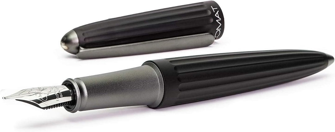 Diplomat Aero Füllhalter in schwarz mit Edelstahlfeder M und farblich perfekt passender Füllhalterti