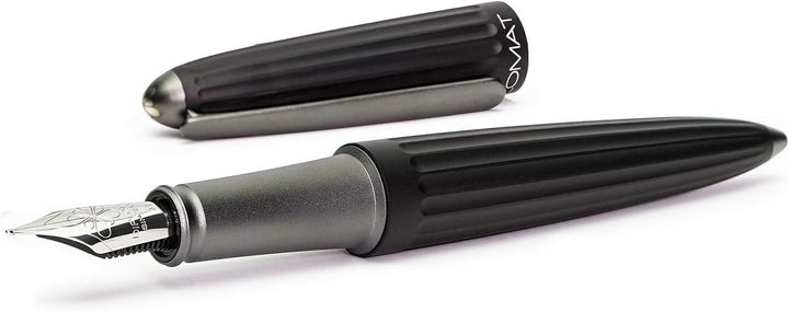 Diplomat Aero Füllhalter in schwarz mit Edelstahlfeder M und farblich perfekt passender Füllhalterti