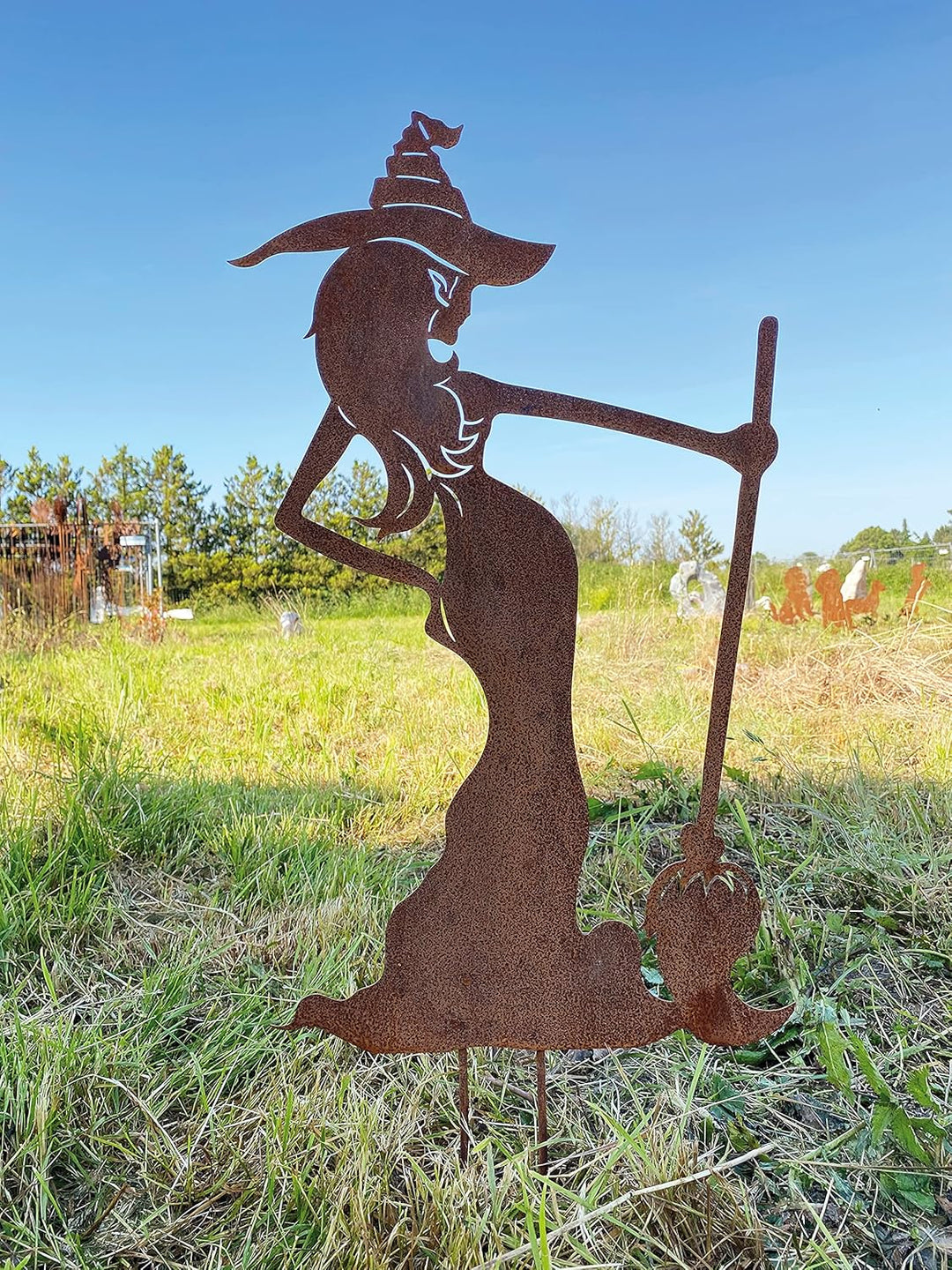 Gartenfigur Sexy Hexe stehend mit Besen klein 40x23cm Gartenstecker Edelrost Gartendeko Wetterfest R