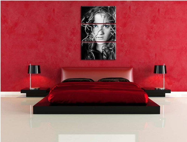 Sexy Girl mit ozeanblauen Augen vor Stacheldraht schwarz/weiss 3-Teiler Leinwandbild 120x80 Bild auf