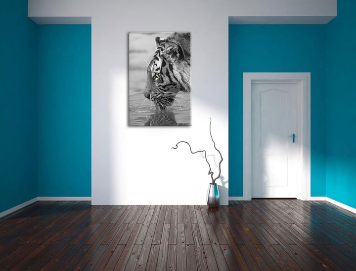 maiestätischer Tiger am Wasserloch schwarz/weiss auf Leinwand, XXL riesige Bilder fertig gerahmt mit