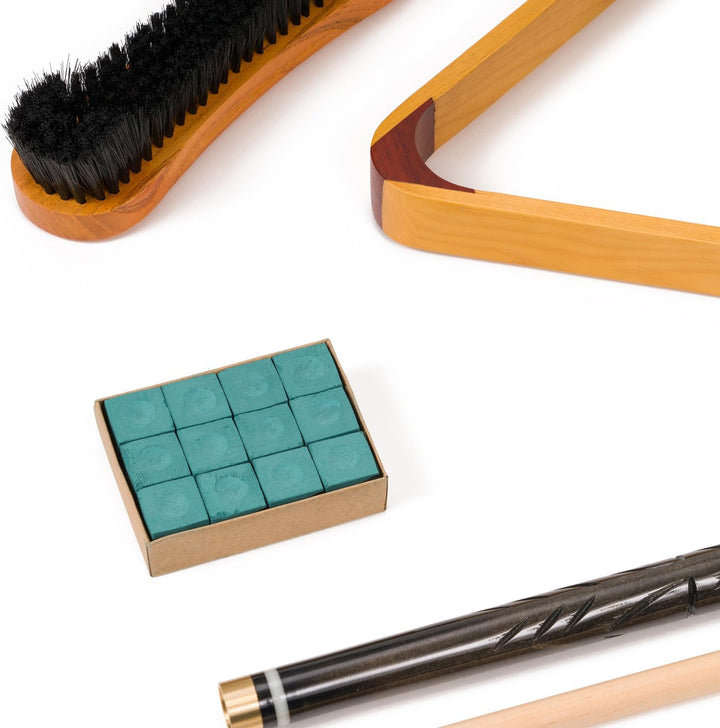 Stradivari Billard Equipment Set | Queue Set mit Kugeln, Dreieck, Kreide, Bürste und 10 Ersatzleder