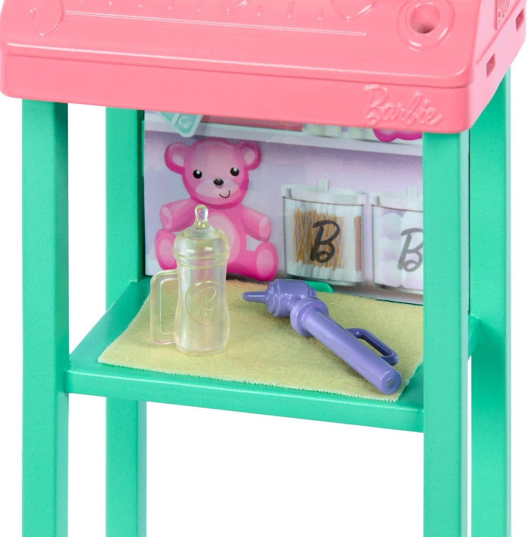 Barbie Kinderärztin-Puppe mit blonder Modepuppe und pinkfarbenem Kittel-Set, 1 Baby-Patientenpuppe m