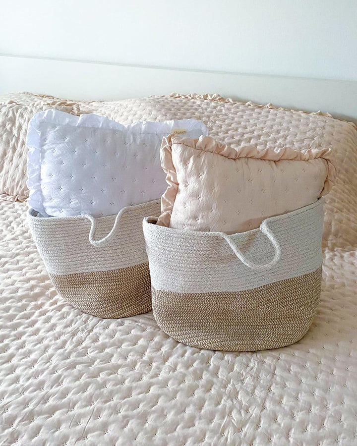Set aus 2 beige und weissen gewebten Baumwollkörben Pazha