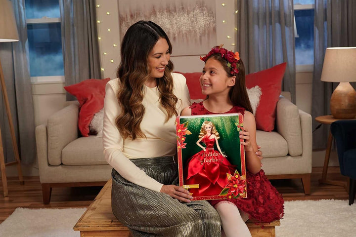 Barbie HBY03 - Signature Holiday Puppe 2022 (blonde Haare) im roten Kleid, mit rotem Lippenstift und