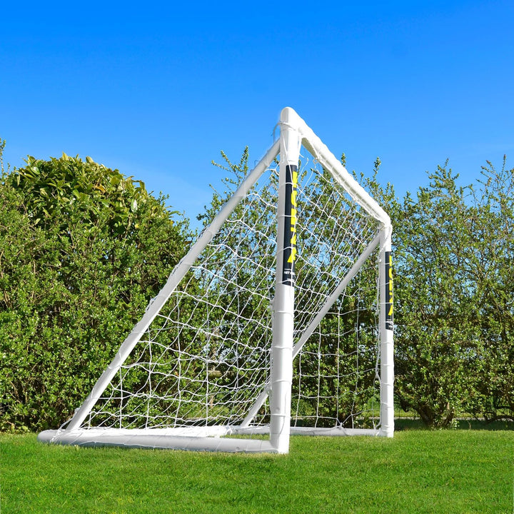 FORZA Fussballtor mit einem Klicksystem – das Fussball-Tor kann das ganze Jahr über bei jedem Wetter