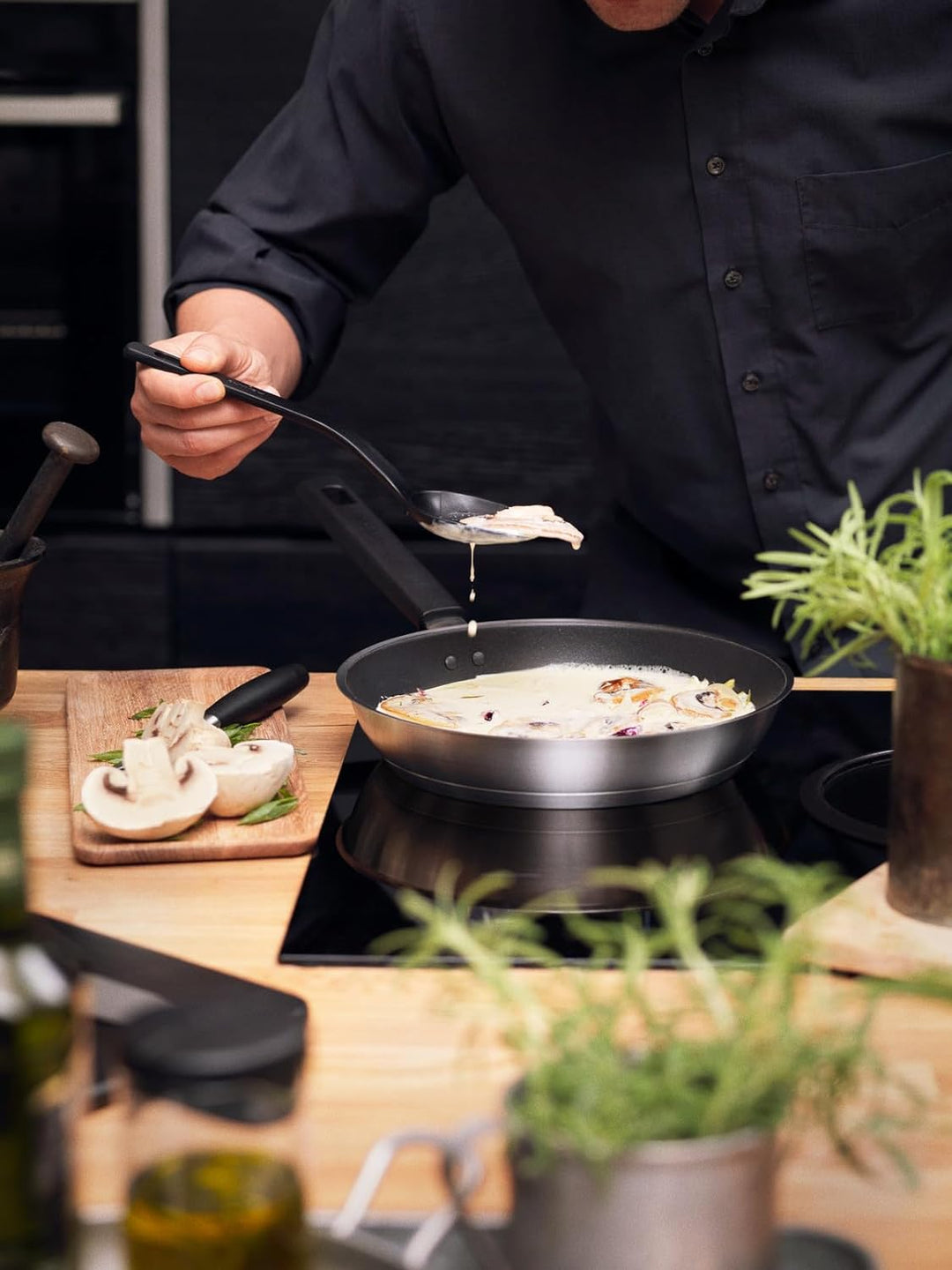 Fiskars Bratpfanne, Ø 26 cm, Für alle Kochfelder geeignet, Rostfreier Stahl/Kunststoff, Kratzfest, H