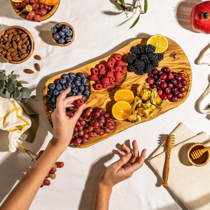 SOLTAKO Olivenholz Geschenksset ideal für Tapas und Brotzeit Bundles Catania 45cm + Hummus Lover 2er