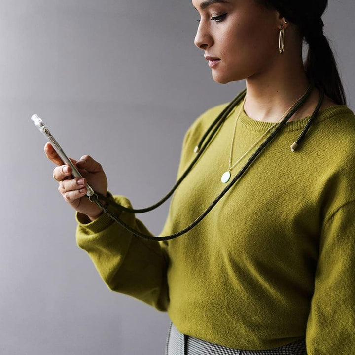KNOK Premium Handykette für Apple iPhone 14 Pro, Olive, transparent | Silikonhülle mit fest verbunde