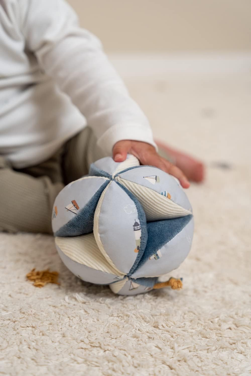 Little Dutch Greifball Stoffball mit Glöckchen Stoff Baby blau - Sailors Bay