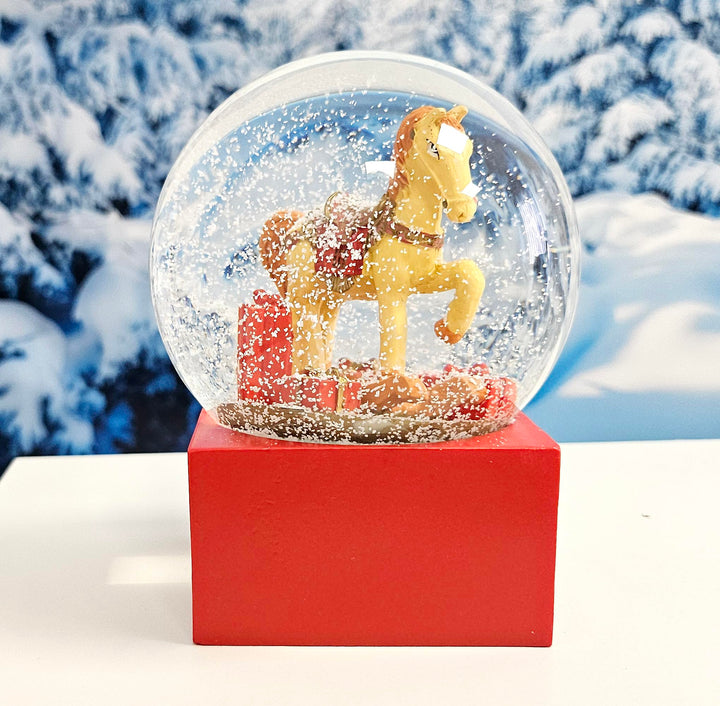 Weihnachts-Schneekugel | Schaukelpferd mit Geschenken | Farbe rot Gold | 100mm breit, 120mm hoch | B