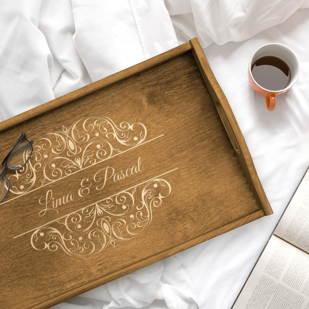 Maverton Betttablett mit Gravur - für Zwei - Sofatisch mit Griffen - klappbar - mit erhöhtem Rand -