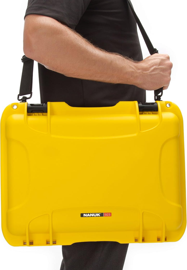 Nanuk 923 Wasserdichter Hartschalenkoffer Mit Laptop-Kit, mit Riemen (TSA-Verschlüsse) - Gelb Mit La