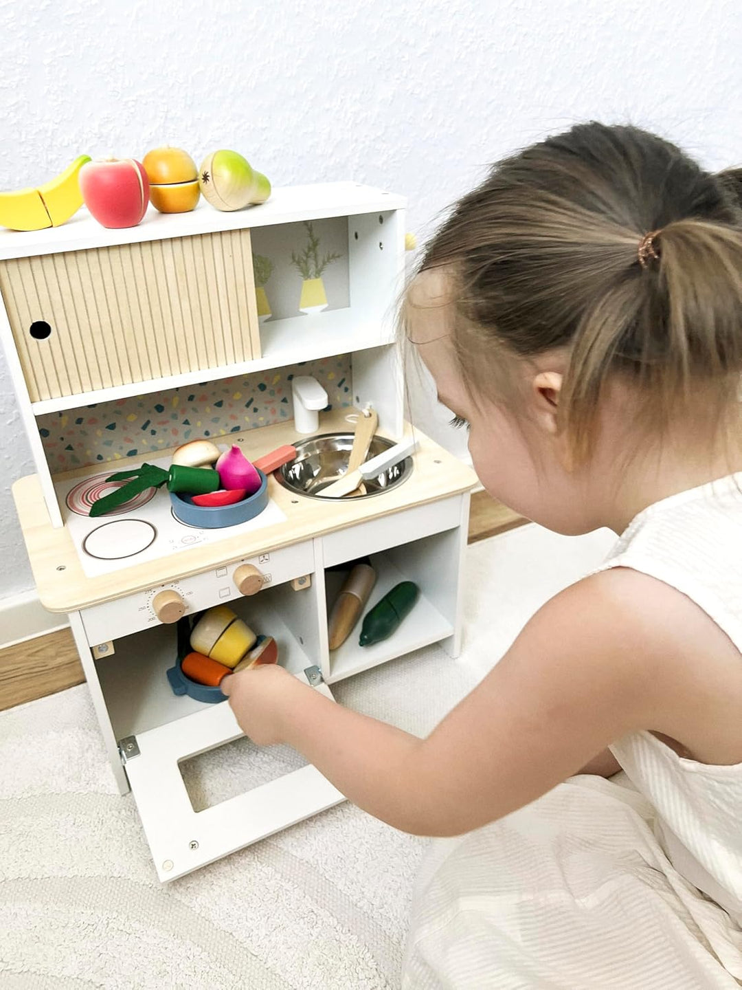 small Foot Kinderküche Terrazzo kompakt, Moderne Spielküche aus Holz, mit kindgerechtem Zubehör, Rol