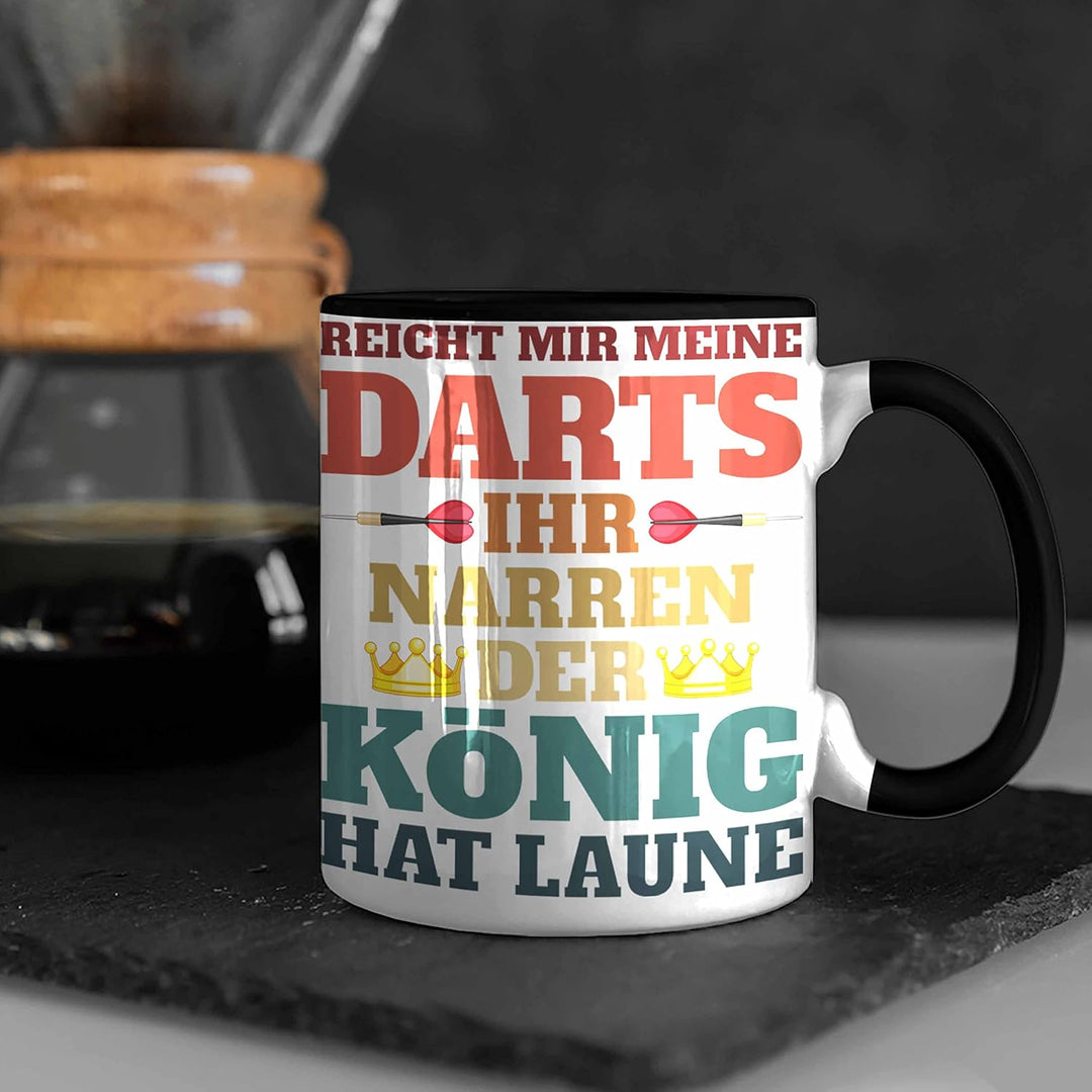 Trendation - Dart Tasse Dartpfeil Reicht Mir Meine Darts Spruch Männer Dart-Spieler Geschenkidee (Sc