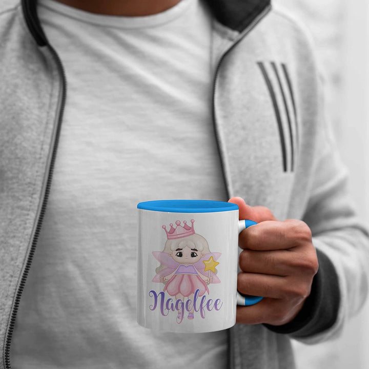 Trendation - Nagel-Fee Tasse Geschenk Nagelstudio Mitarbeiterin Gel-Nägel Spruch Süsse Grafik (Blau)
