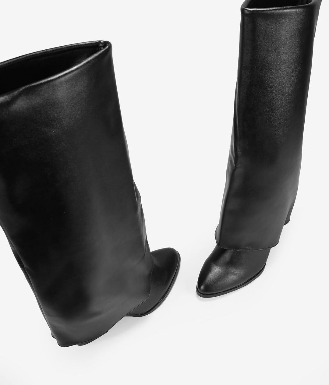 BOSANOVA Stiefeletten aus schwarzem veganem Leder mit gefaltetem Schaft, verlängerter Zehe und 7 cm