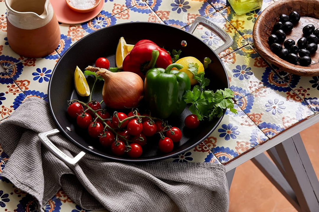Le Creuset Aluminium-Antihaft Paellapfanne, Ø 32 cm, Für alle Herdarten inkl. Induktion geeignet, An
