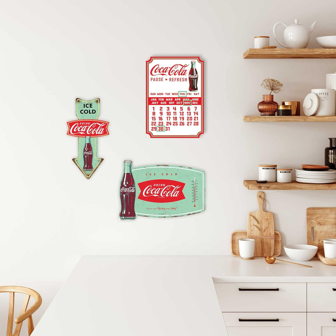 Open Road Brands Eiskaltes Coca-Cola geprägtes Blech-Pfeilschild – ein offizielles Lizenzprodukt von