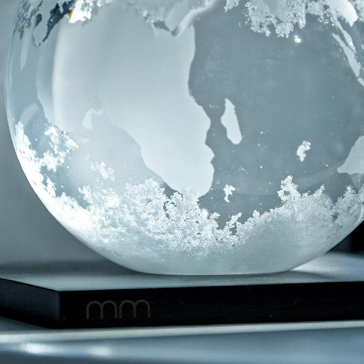 mikamax Earth Storm Glass – Dekoratives Wetterglas mit Weltkarte – Glaskugel mit Holzsockel – Zur An