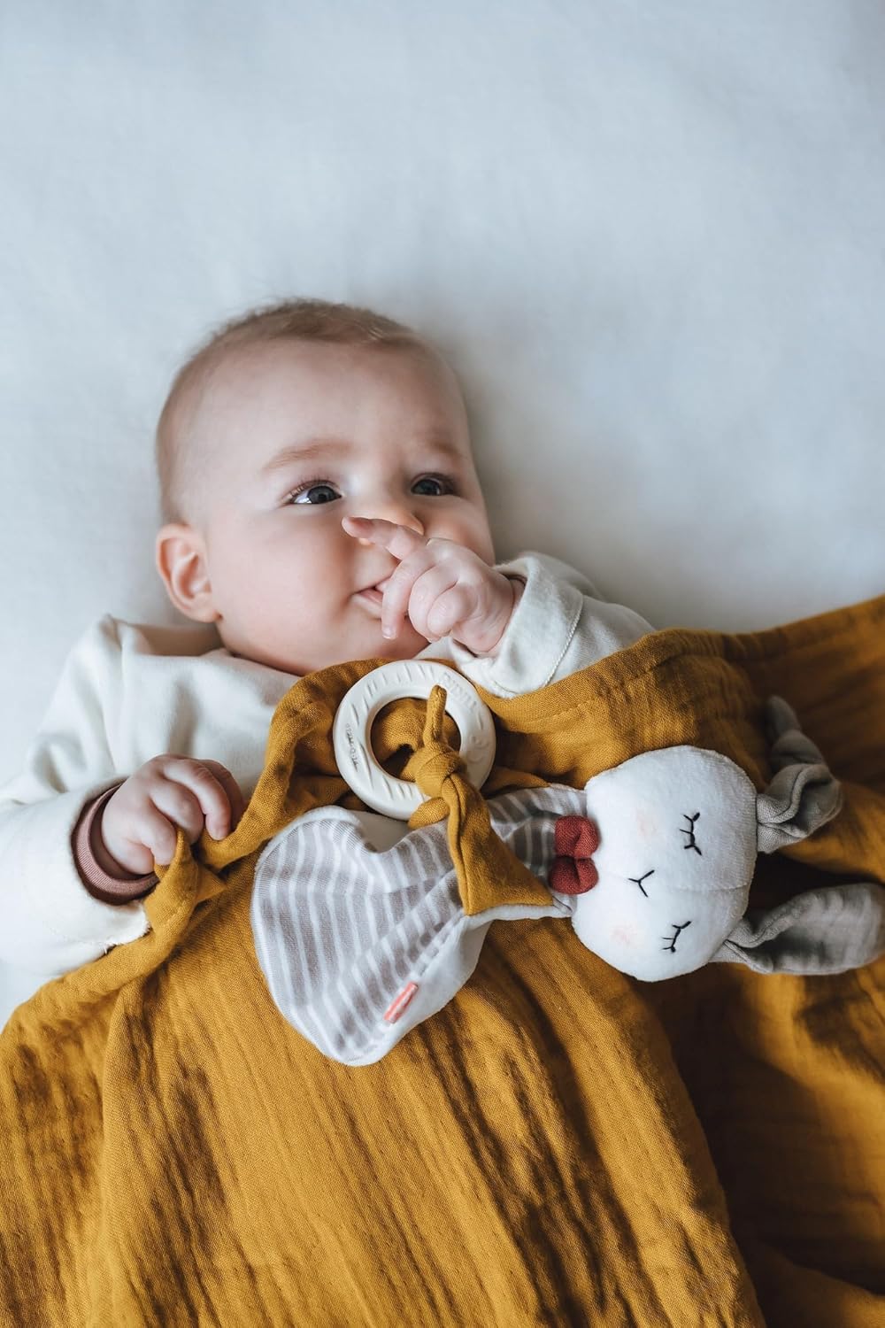 kikadu Naturkautschuk-Beissring Hase - Babyspielzeug aus 100% GOTS-zertifizierter Bio-Baumwolle