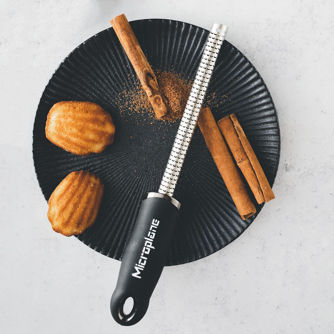 Microplane Gewürzreibe Fein für Muskatnuss, Zimt, Schokolade, Nüsse und Kaffeebohnen mit rasiermesse