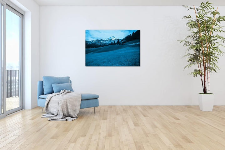 zauberhafte Wiesen in den Bergen Format: 80x60 Effekt: Monocrome Blau als Leinwand, Motiv fertig ger