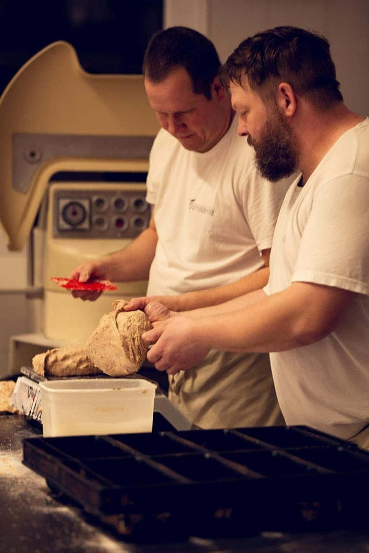 Bäckerei Spiegelhauer Gärkörbchen I Teigschaber und Bäckerleinen Gärkörbchen Set Backset Klein, Back