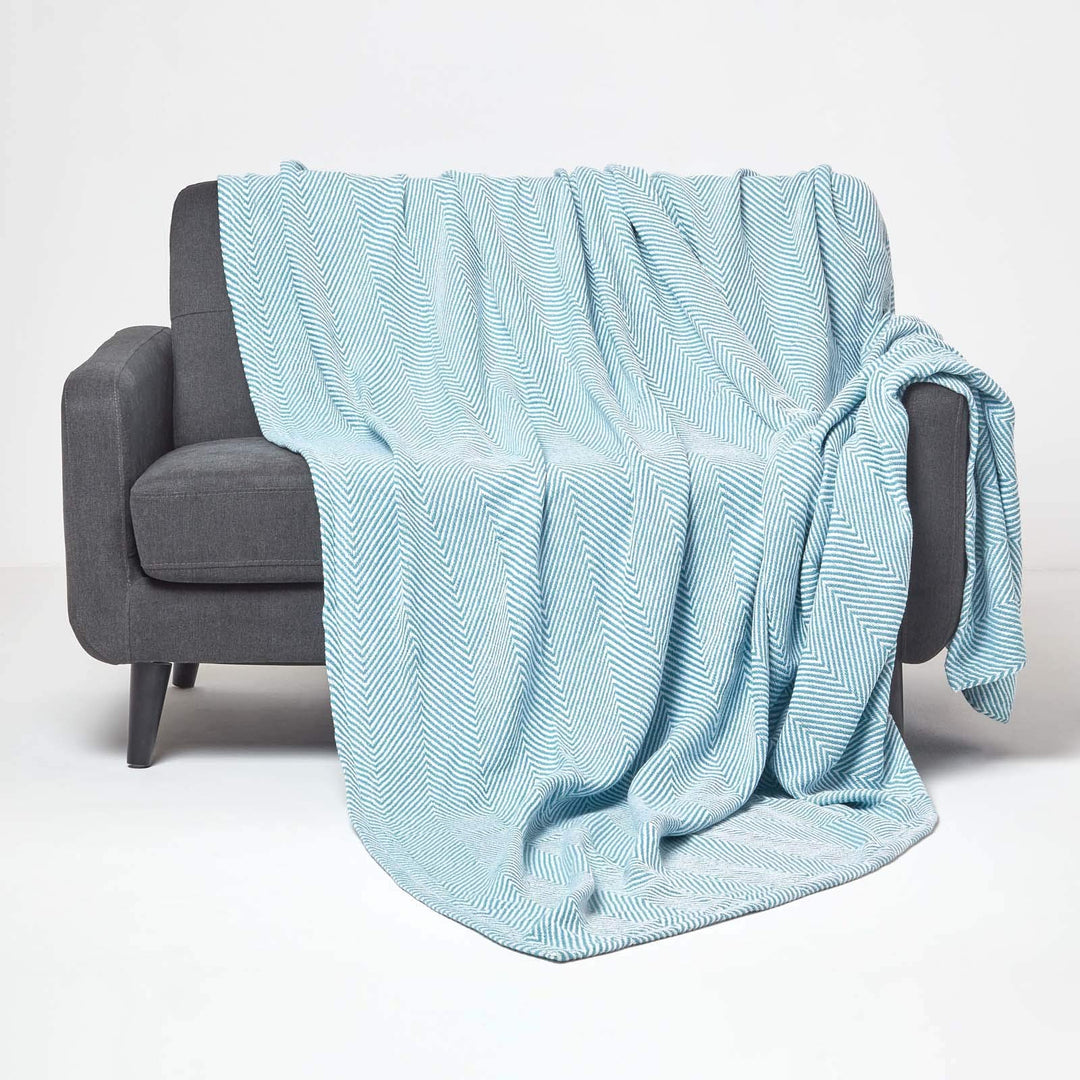 Homescapes extra grosse Tagesdecke Halden mit Fischgräten-Muster, weiche Wohndecke aus 100% Baumwoll