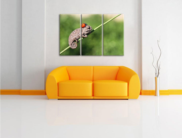 Pixxprint Süsser Gecko mit einem Marienkäfer als Leinwandbild | Grösse: 3 Teilig (120x80) | Wandbild
