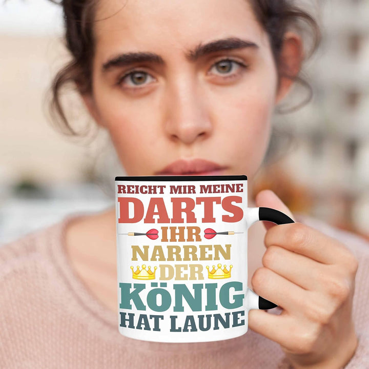 Trendation - Dart Tasse Dartpfeil Reicht Mir Meine Darts Spruch Männer Dart-Spieler Geschenkidee (Sc