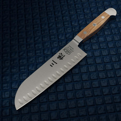 GÜDE Solingen - Santoku mit Kulle geschmiedet, 18 cm, Olivenholz, ALPHA OLIVE, Doppelkropf, Handmade