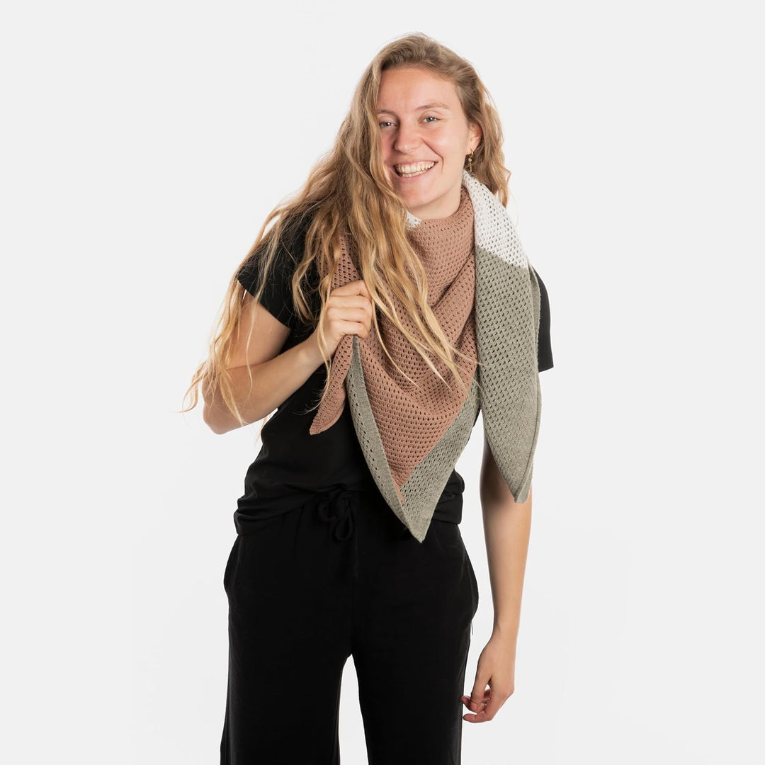 KNIT FACTORY - Lacey Stricktuch - Quadratisches Halstuch aus 30% Wolle und 70% Polyacryl - Umschlagt