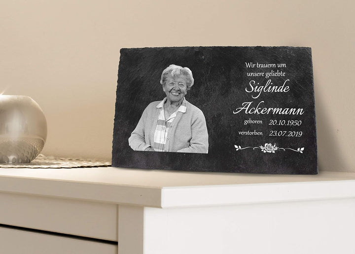 wandmotiv24 Schiefertafel Trauer, Gedenktafel Verstorbene, sie, Querformat 30x20cm Personalisiert Na