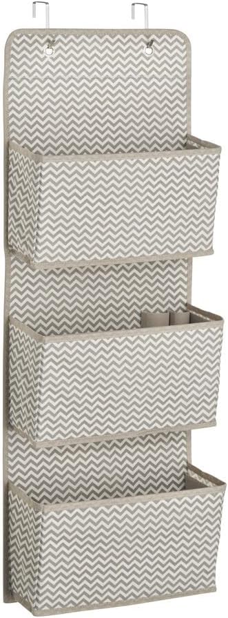mDesign Schrank-Organizer in Chevron-Muster – Hängeorganizer mit 3 Fächern aus atmungsaktivem Polypr