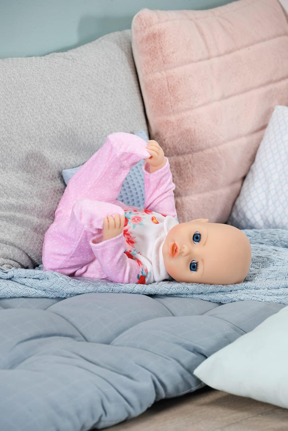 Baby Annabell Strampler, rosa Anzug mit Rosen-Details für 43 cm Puppen mit Kleiderbügel, 706817 Zapf