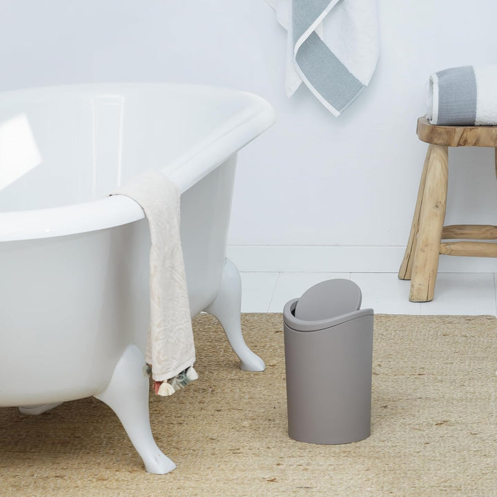 TATAY Badezimmer Mülleimer mit Schwingdeckel 6L | Kompaktes und Modernes Design | Robustes Kunststof
