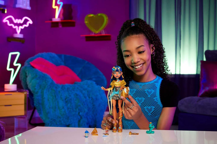 Monster High Cleo De Nile Puppe in Goldener Bluse und mehrlagigem Rock, enthält Haustier-Kobra Hisse