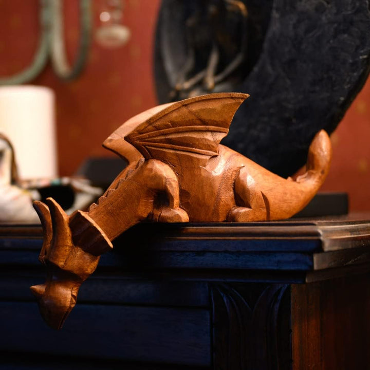 Handgeschnitzter Drache aus Holz – Beobachtender Drache – Schaut über den Regalrand
